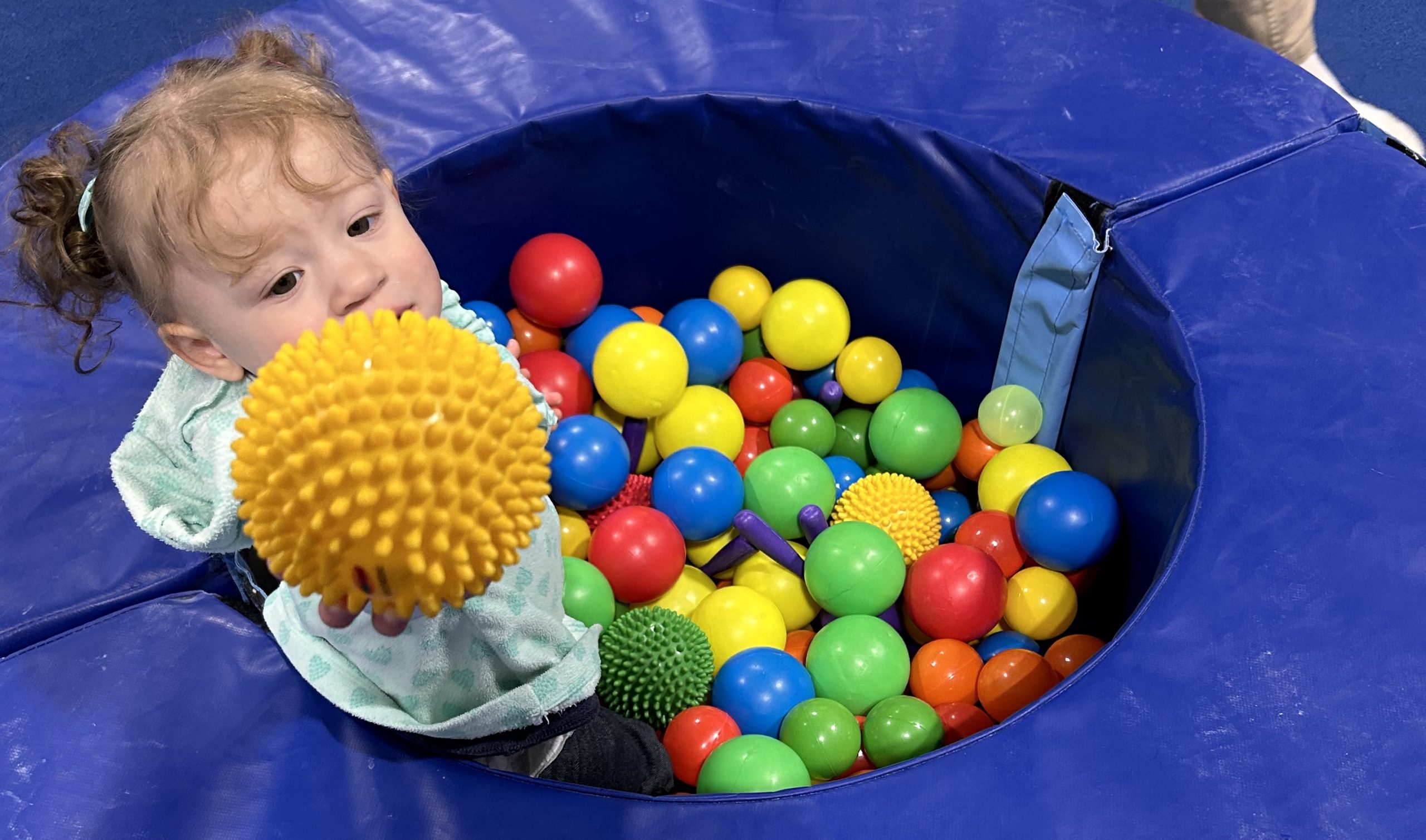 Jeune enfant dans une piscine de balles
